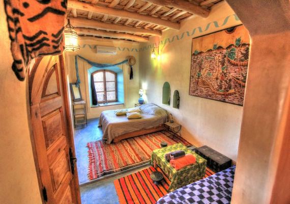 tapis marocain, tissus, voilages africains, poterie marocaine, SDB en tadelakt, niches habillées de statues.