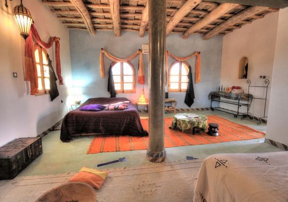 Colorée, très lumineuse, décoration africaine, tapis marocain , située à l'étage avec terrasse privée , un escalier mène à la salle de bain en tadelakt.
